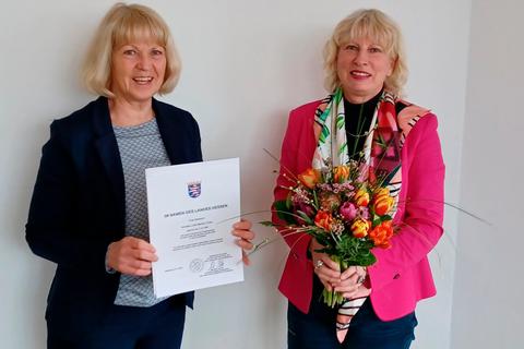 Abschied an der Holderbergschule (v.l.): Annelie Marten-Tirjan mit Schulleiterin Andrea Rink.  Foto: Holderbergschule Eibelshausen 