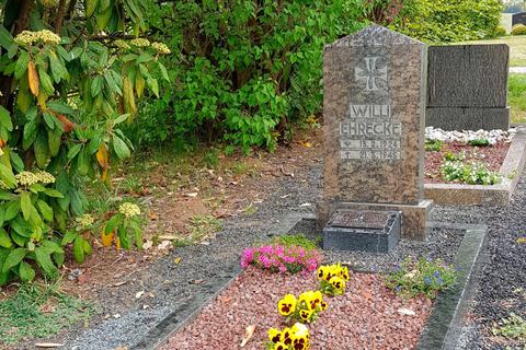 Das Grab von Willi Ehrecke: Der Pilot ist am 21. März 1945 am Himmel über Hirzenhain und an seinem Rettungsschirm hängend von amerikanischen Piloten erschossen worden.  Foto: Christoph Weber 