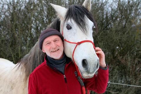 "Pferdeflüsteter" Peter Pfister aus Eibelshausen mit seinem Pferd "Justi". Im Mai sind die beiden Eibelshäuser im Kino zu sehen.  Foto: Frank Rademacher 