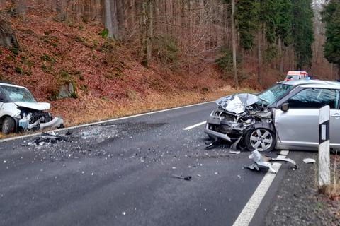 Schwerer Unfall im Schwarzbachtal: Auf der abschüssigen Strecke prallt ein Suzuki (r.) auf einen Citroën C1.  Foto: Nina Paeschke 