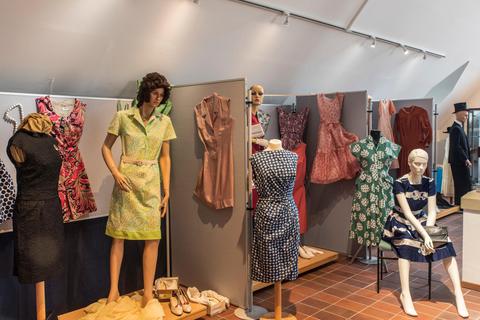 Mode im Wandel der Zeit beleuchtet eine Schau, die ab Sonntag im Regionalmuseum Eschenburg zu sehen ist.  Foto: Winfried Krüger 