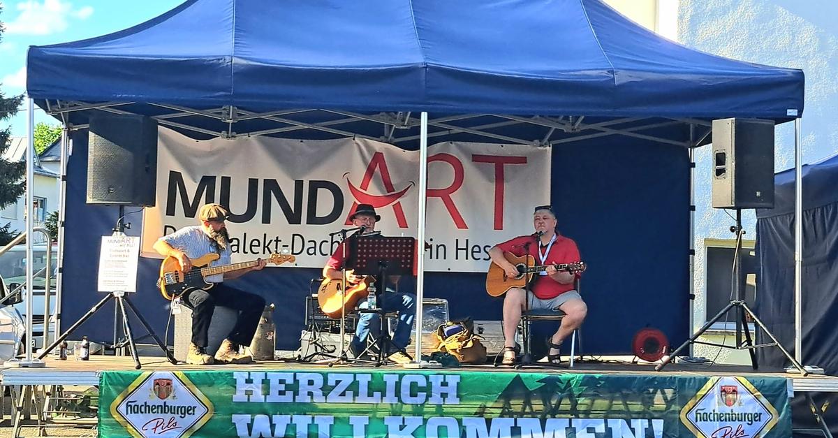 “Dej Eiwelshäuser MundArtiste” sing and speak in dialect