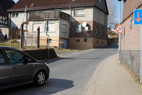 Nadelöhr: Um die Engstelle in der Ulmer Ortsdurchfahrt zu entschärfen, wird das Grundstück Holzhäuser Straße 1 umgestaltet. Archivfoto: Katrin Weber 