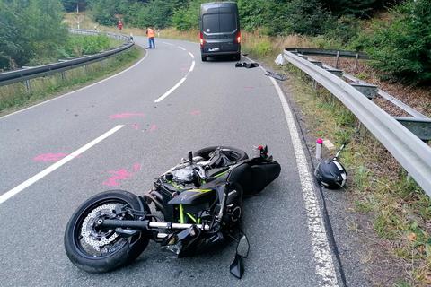 Eine Motorradfahrerin ist bei einem Unfall zwischen Merkenbach und Beilstein lebensgefährlich verletzt worden. Foto: Jörg Fritsch 