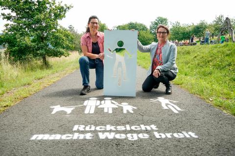 Werben für Rücksicht auf dem Ulmtalradweg: Gabi Schaller (l.), in Greifenstein für Tourismus zuständig, und Bürgermeisterin Marion Sander.  Foto: Katrin Weber 