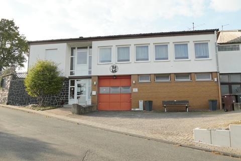 Im Erdgeschoss des Dorfgemeinschaftshauses in Rodenberg befindet sich das Feuerwehrgerätehaus mit Garage. Der Bau einer neuen, größeren Fahrzeughalle wurde nun von der Gemeindevertretung vorerst gestoppt.  Foto: Katrin Weber 