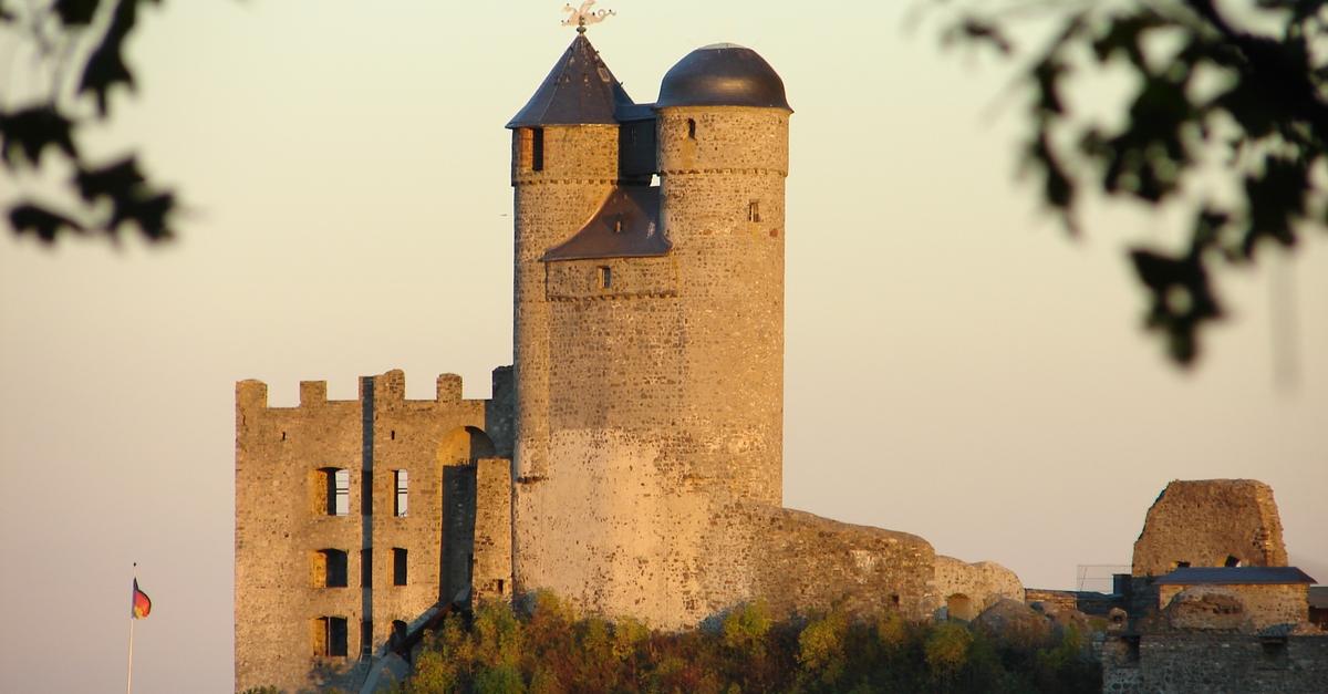 Die Burg Greifenstein im letzten Licht des Tages erkunden