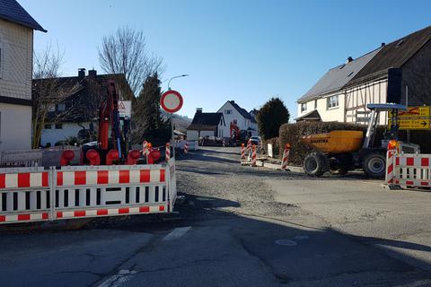 Die Durchfahrt in Richtung Roßbachtal ist weiterhin für jeglichen Verkehr gesperrt. Der Weg selbst ist wegen der ruhenden Arbeiten jedoch für die Anwohner derzeit befahrbar.