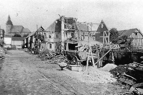 Die Obere Pfarrstraße in Haiger nach dem großen Bombenangriff vom 12. März 1945: 28 Todesopfer waren dabei zu beklagen.  Foto: Archiv Dill-Zeitung 