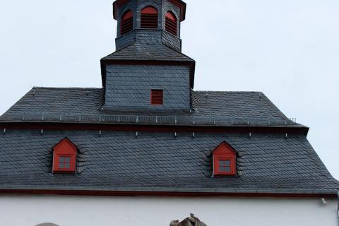 Das Kriegerdenkmal vor der Allendorfer Kirche soll während Erweiterungsarbeiten vom derzeitigen Standort zur Sicherheit entfernt und später an anderer Stelle auf dem Gelände wieder aufgestellt werden.  Foto: Christoph Weber 