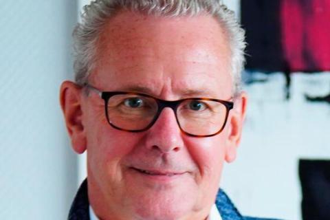 Bürgermeister Mario Schramm präsentiert den neuen Fotokalender der Stadt Haiger. Foto: Stadt Haiger 