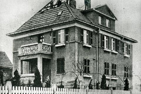Die Aufnahme zeigt die Angerstein-Villa in Haiger nach dem Brand. Dort brachte der Unternehmer Fritz Angerstein im Dezember 1924 acht Menschen um.
