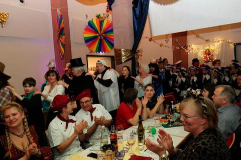 Einer der Schauplätze: Karnevalisten feiern in Dillenburgs katholischem Pfarrsaal, wo jetzt auch eine Abendveranstaltung des neuen Formats "Pfarrsaal on tour" stattfindet. © Klaus Kordesch