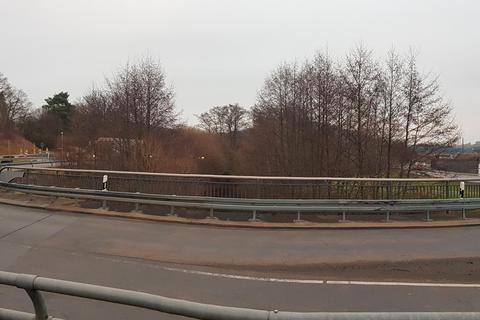 Für den Hessentag sollen nach derzeitigem Plan sowohl die Landesstraße nach Rodenbach (links) als auch der Haigerbach (Mitte) und die Bundesstraße 277 (rechts) mit einem "temporären Brückenbauwerk" überquert werden.  Foto: Christoph Weber 