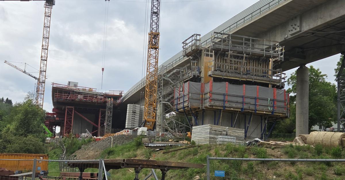 Work on the new A45 Sechshelden valley bridge near Haiger is progressing