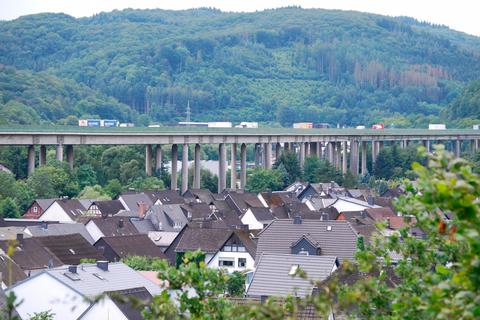 Die Ersatztalbrücke Sechshelden soll an gleicher Stelle errichtet werden. Die Autobahn GmbH rechnet mit einem Baustart nicht vor 2023. Foto: Christoph Weber 