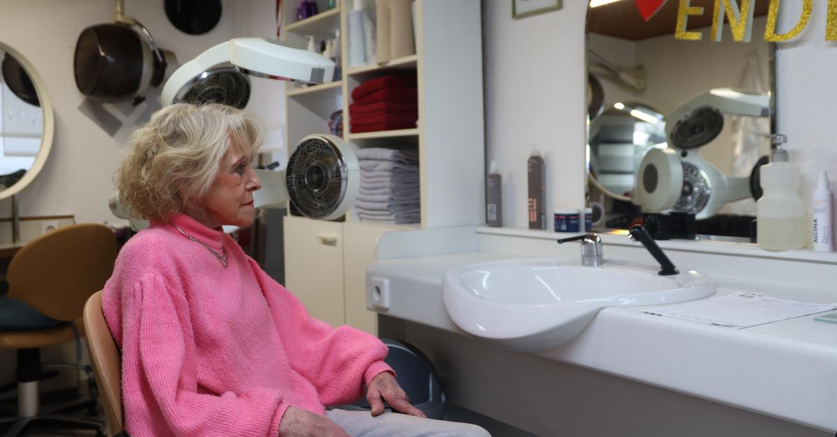 56-Jahre-Friseurin-aus-Leidenschaft-Haigererin-h-rt-auf