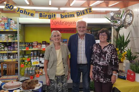 Birgit Müller (rechts) hat nie woanders als im Kaufhaus Dietz in Fellerdilln gearbeitet. Nach dem Beginn ihrer Ausbildung dauerte es nur vier Jahre, bis Renate (l.) und Richard Horn das 1910 gegründete Geschäft in der heutigen Haigerer Straße 8 übernahmen.