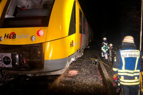 23. Dezember 2022: Nach einem Erdrutsch ist ein Zug der Hellertalbahn entgleist. Glück im Unglück: Alle Personen im Zug bleiben unverletzt.