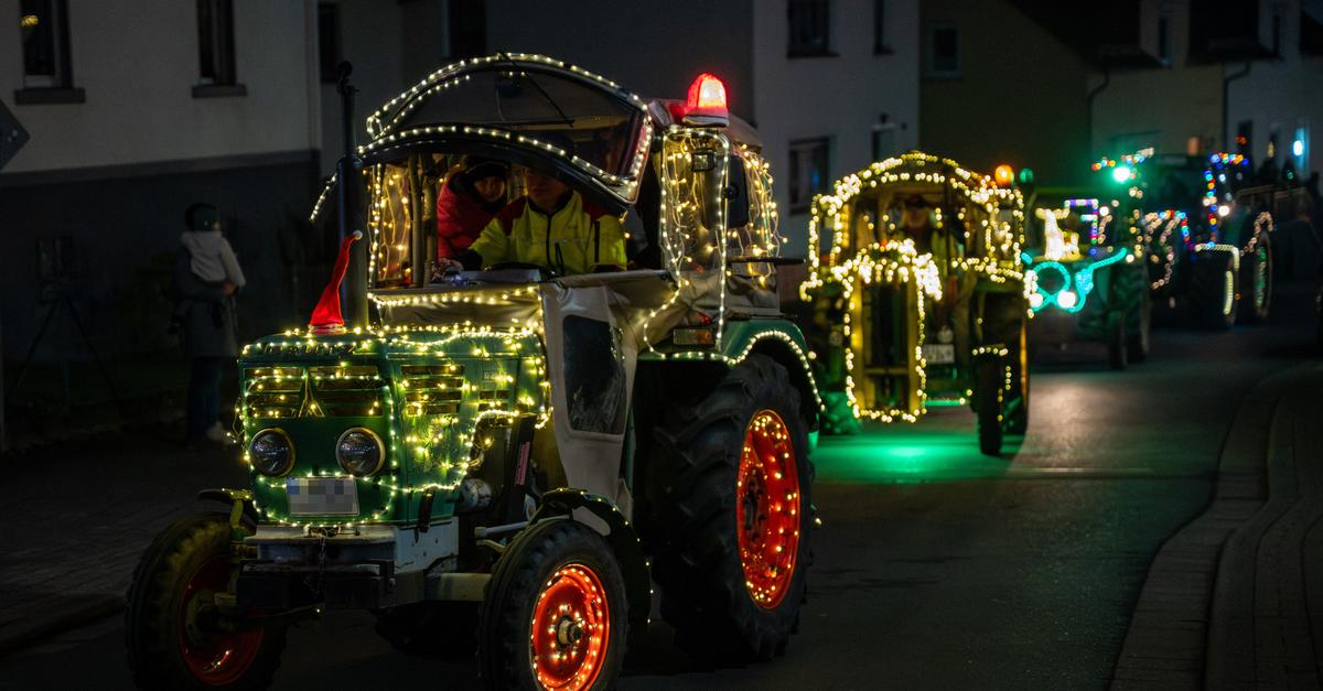 Traktoren-und-Schlepper-erleuchten-die-Haigerer-Innenstadt