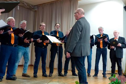Ein bekannter Chor: das "Oranien-Quartett" um seinen Chorleiter Matthias Fischer - hier bei einem Auftritt 2019. © Klaus Dieter Schwedt