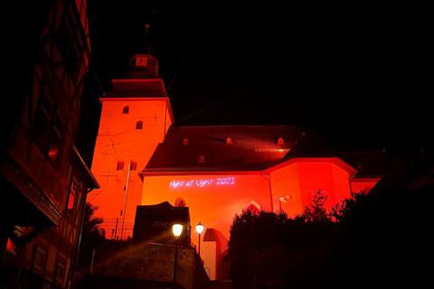 Bei der zweiten "Night of the Light" leuchtete die Haigerer Stadtkirche in rotem Licht. Foto: Christoph Weber 