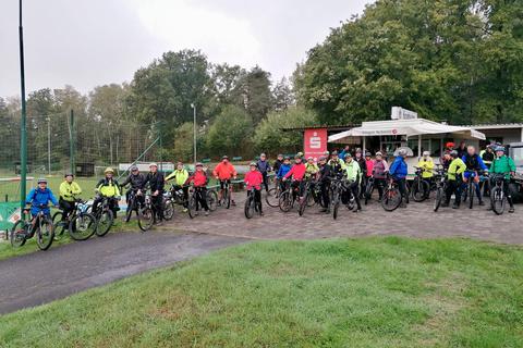 32 Radfahrer erobern das Roßbachtal.  Foto: FC Niederroßbach 