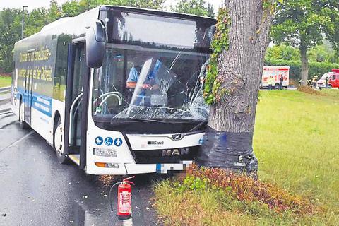 Ein Schulbus ist in Wilnsdorf gegen einen Baum gefahren. Mehrere Kinder werden bei dem Unfall verletzt.  Foto: Jürgen Schade/dpa 