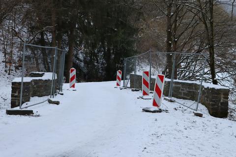 Die Hohenbühlwegbrücke in der Nähe des Balkantunnels am Rothaarsteig wird zeitnah saniert. Für die eingeplanten 82.000 Euro soll nicht nur die Fahrbahn erneuert werden. Auf die beiden zu niedrigen Mauern kommen auch Geländer zum Schutz der Radfahrer.