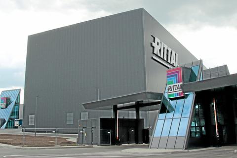Eine große schwarze Kiste: das neue, 32 Meter hohe Rittal-Logistikzentrum in Haiger.   Foto: Archiv