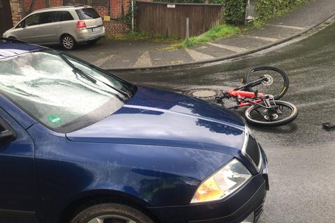 Ein Auto und ein Fahrrad sind in der Mühlenstraße in Haiger miteinander kollidiert.