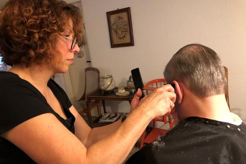 Jessica Dittmann bei der Arbeit in ungewohnter Umgebung: Im Café "Lebenswert" schneidet die Friseurmeisterin aus Oberroßbach  künftig Menschen die Haare, die sich einen Friseurbesuch normalerweise nicht leisten können.
