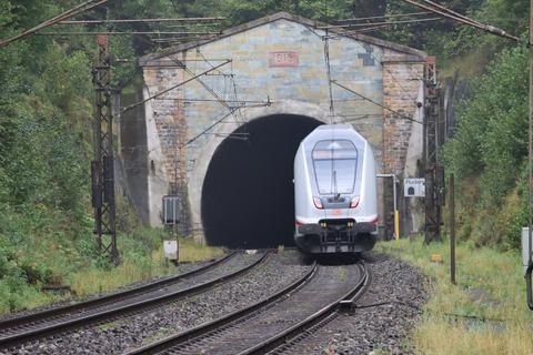 Der alte Rudersdorfer Tunnel, durch den seit einiger Zeit auch ein Intercity fährt, soll spätestens 2031 durch eine Doppelröhre ersetzt werden. Für die Planungen der Deutschen Bahn für das 200-Millionen-Euro-Projekt gibt es Alternativvorschläge der Stadt Haiger und der Naturschutzinitiative.