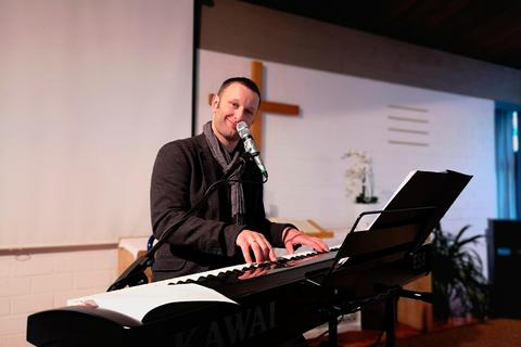 Spielt demnächst in Haigerseelbachs evangelischer Kirche: Liedermacher Andi Weiss.  Foto: Walter Lutz 