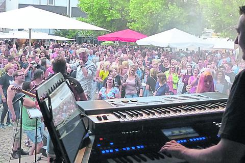 Party 2019: Sänger Andy Link von der Band „Hörgerät“ präsentiert beim bisher letzten Haigerer Altstadtfest seine Songs inmitten des tanzenden Publikums. Die Sommerveranstaltung soll nach dreimaligem Ausfall wegen Corona im kommenden Jahr am 8. Juli wieder stattfinden.
