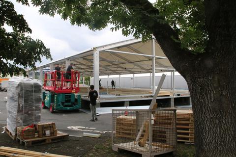 Nach sechs Monaten werden die Zelte der Flüchtlings-Unterkunft auf dem Haigerer Paradeplatz wieder abgebaut. 