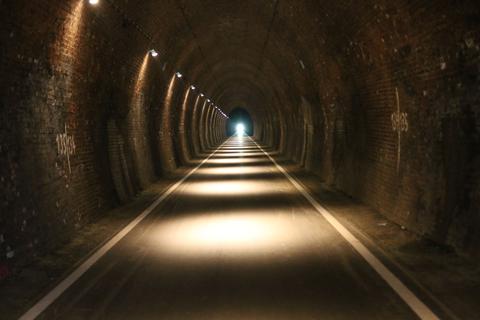 Licht am Ende des Tunnels können Radler sehen, wenn sie wie in diesem Falle von Breitscheid kommende auf Langenaubach zurollen.