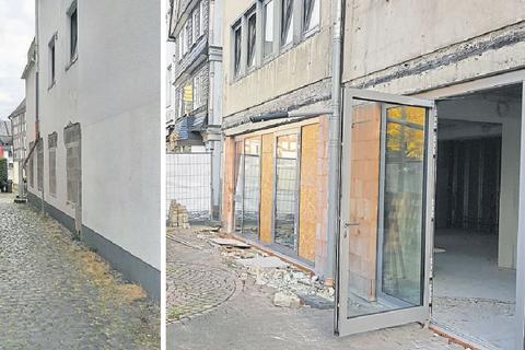 Nur eine kurze Zeit lang sah es so aus, als würden im „Haus Ehe“ entlang des schmalen Durchgangs Fenster eingebaut. Schnell waren diese Öffnungen aber wieder zugemauert. Das Pflaster vor dem neuen „Stadthaus am Marktplatz“ ist höher als die Unterkante der bis zum Boden reichenden Fenster. Dieser „Buckel“ soll aber noch verschwinden. 	