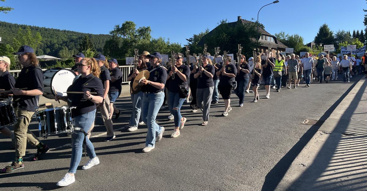Musicians demonstrate against construction halt at Haiger's town hall