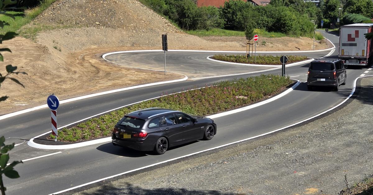 Another traffic island is now slowing down traffic in Langenaubach