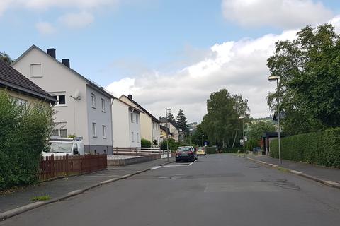 Am westlichen Ende der Haigerer Straße Obertor gibt es auf der rechten Seite, auf der auch eine Zahnärztin praktiziert, keinen einzigen Stellplatz mehr. Die Straße ist seit kurzem als Einbahnstraße in Richtung Allendorf ausgeschildert.