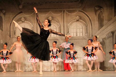 Kleine Harlekine: Die jüngsten Aktiven der Haigerer Ballettschule "Ivanisi" tanzen mit Claudia Lohmann.  Foto: Christian Pulfrich 