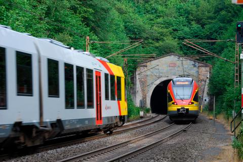 Wenn sich zwei Züge im Rudersdorfer Tunnel begegnen, wird es eng in dem 2652 Meter langen Bauwerk. Derzeit laufen die ersten Planungen für einen neuen Tunnel, der aus zwei Röhren bestehen soll. Wenn dieser fertig ist, soll der alte Tunnel verfüllt werden. Foto: Christoph Weber 