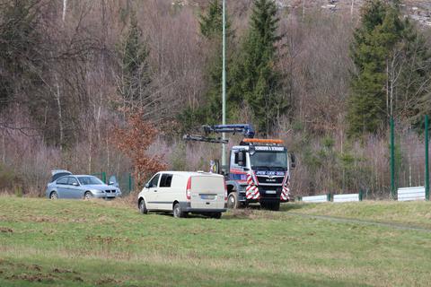 Der BMW des mutmaßlichen Täters stand in der Nähe der Verwundeten.  Das Fahrzeug wurde sichergestellt.