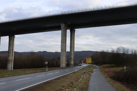 Im Bereich der Haigertalbrücke der A45 auf der Landesstraße zwischen Haiger und Rodenbach hat ein heute 21-jähriger Dillenburger am 26. April 2021 einem Freund dessen Audi A5 abgenommen und diesen mit einer Schreckschusspistole auch zur Unterzeichnung eines fingierten Kaufvertrags gezwungen.