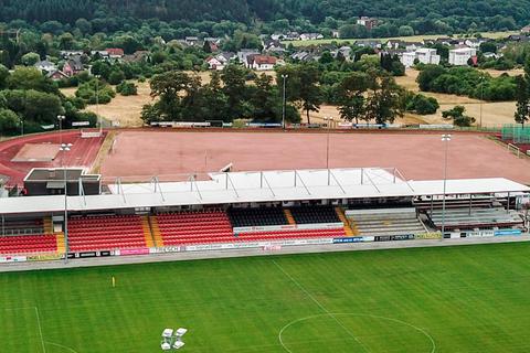 Normalerweise wird hier Fußball gespielt: Der TSV Steinbach richtet im Stadion am Haarwasen Räume für ein Corona-Schnelltest-Zentrum ein. Archivfoto: Katrin Weber 