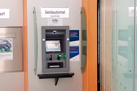 Volksbank und Sparkasse Dillenburg verzichten beim Geldabheben an Automaten auf Gebühren.  Foto: Christoph Weber 