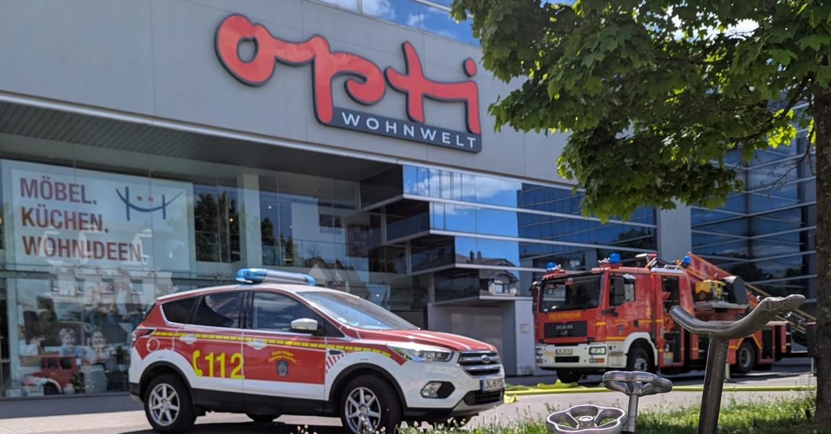 Rauch im Möbelhaus: Feuerwehreinsatz in Haiger 
