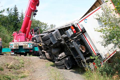 Schweres Gerät vonnöten: Mit den vereinten Kräften eines großen Autokrans und eines Abschleppwagens wird der verunglückte Speditions-Lkw wieder aufgerichtet. Foto: Frank Rademacher 