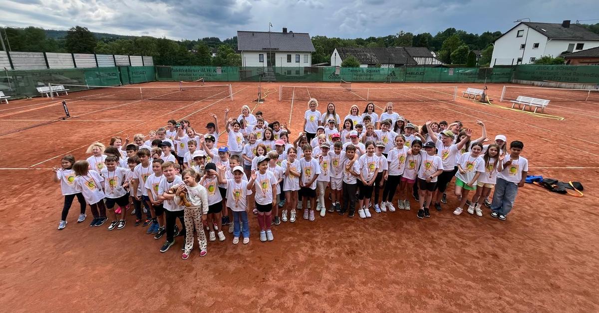 Grundsch-ler-schwingen-die-Tennisschl-ger